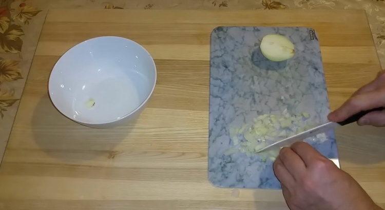 Zum Kochen Zwiebel hacken