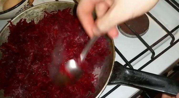 Rüben reiben, um zu kochen