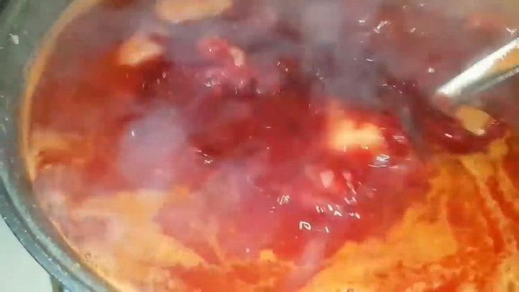 تحضير المكونات للطهي.