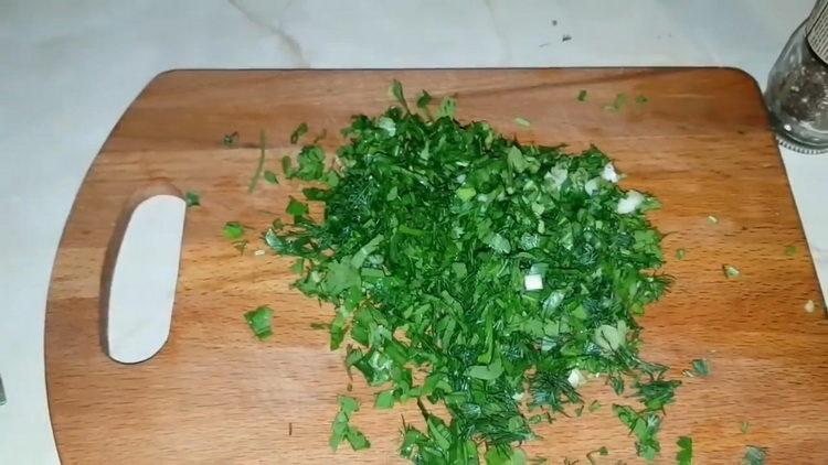 Zum Kochen Grüns schneiden