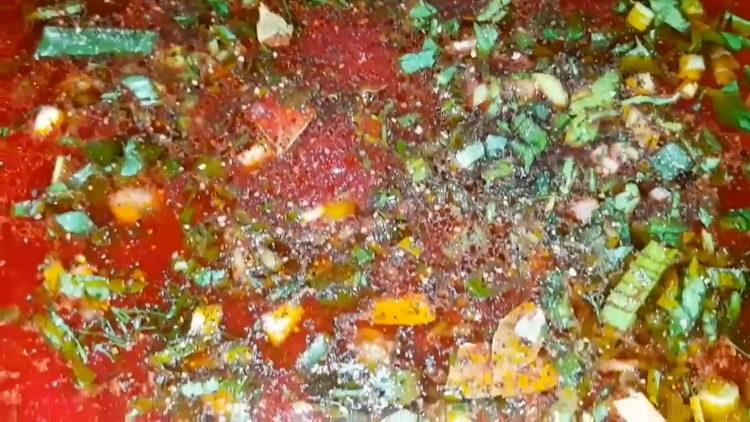 إضافة التوابل لطهي الطعام