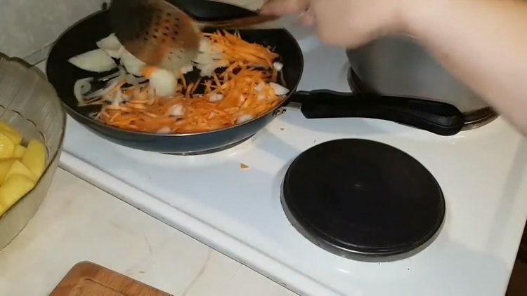 تحضير المكونات للطهي.