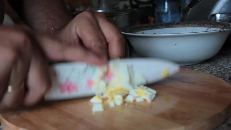 Cortar los huevos para cocinar.