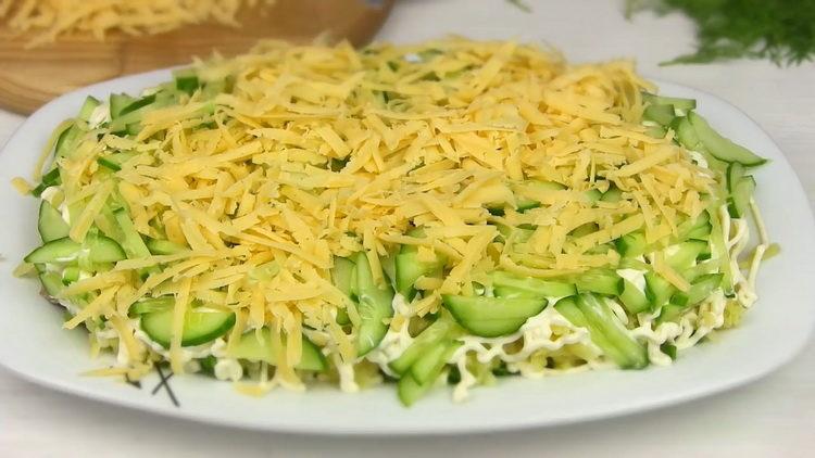 Gratiți brânza pentru a găti