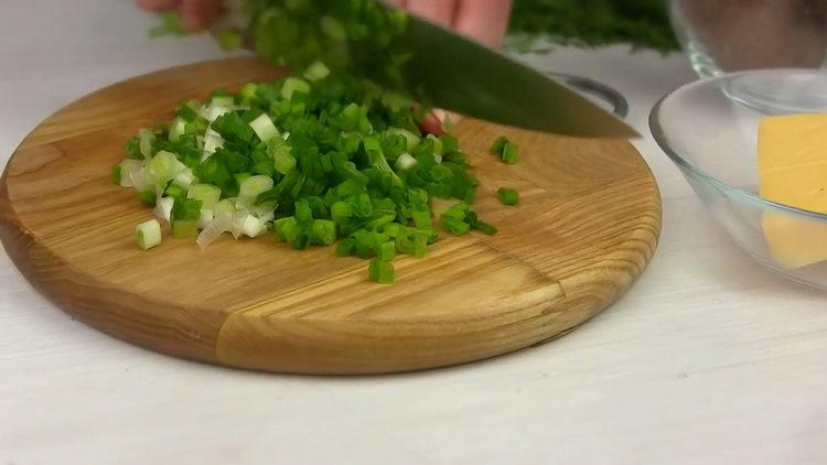 Pentru a pregăti vasul, toacă ceapa