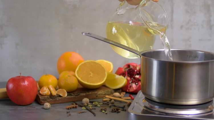 verser le cidre dans le faitout