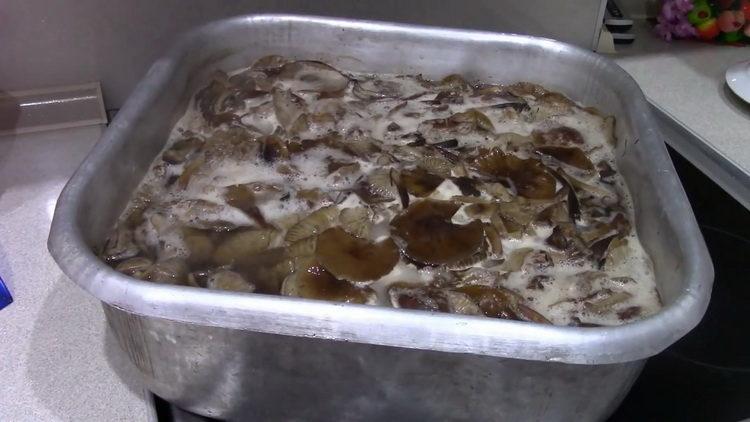 Pregătiți ingredientele pentru gătit.