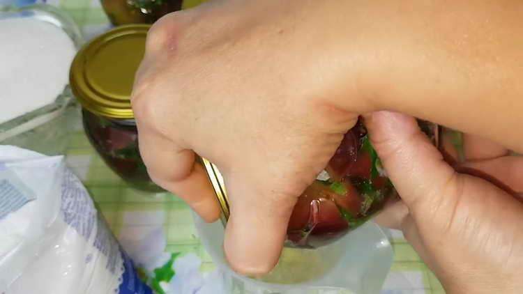 se toarnă apă din conserve