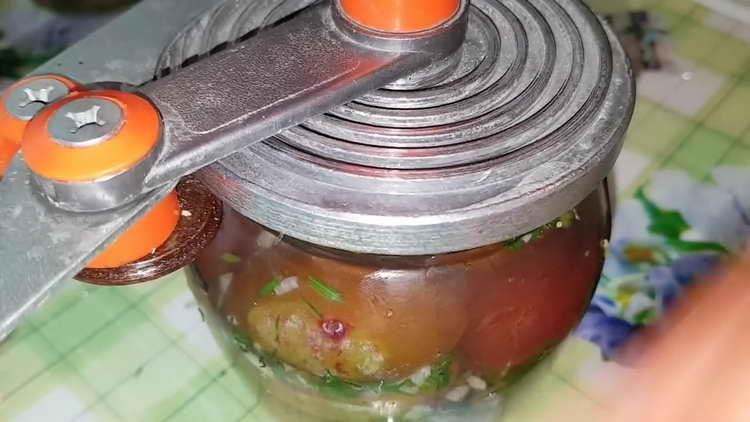 înveliți conservele cu capace