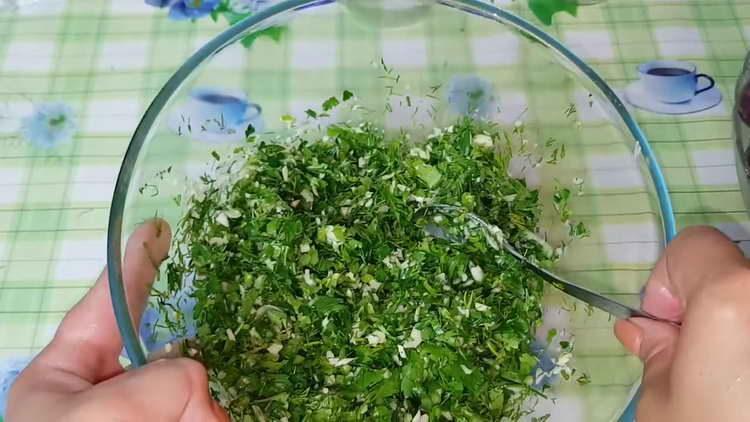 amestecă usturoiul și ierburile