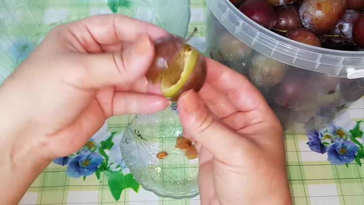 scoate semințele din prune