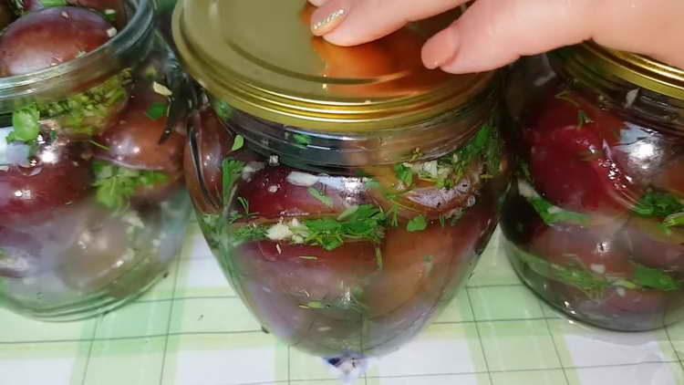 se toarnă apă clocotită peste prune