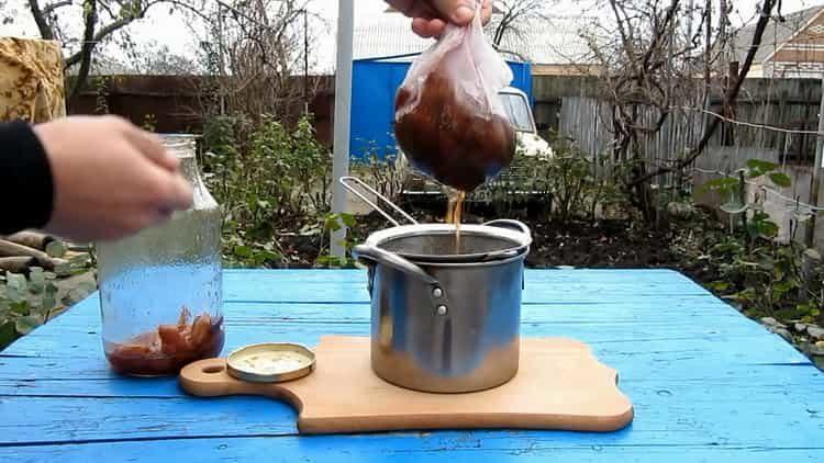 Извадете сливите, за да готвите