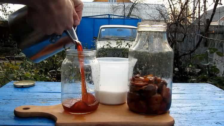 Смесете съставките за готвене.