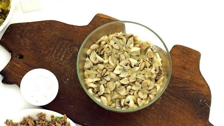 Оформете всички съставки в слой за готвене.