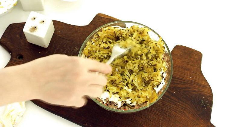 Сложете краставици, за да приготвите ястието