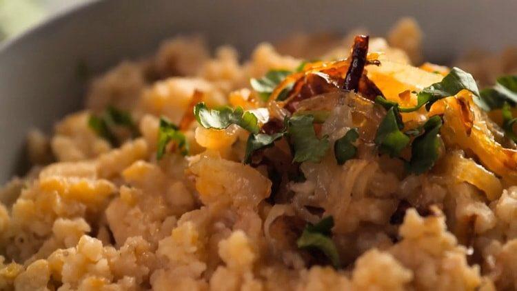 Amestecă ingredientele pentru a găti.