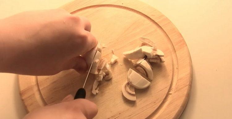 hacher les champignons