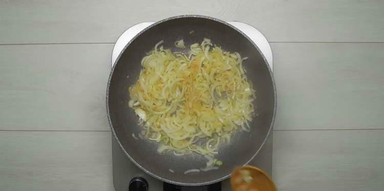 להוסיף תבלינים לבצל