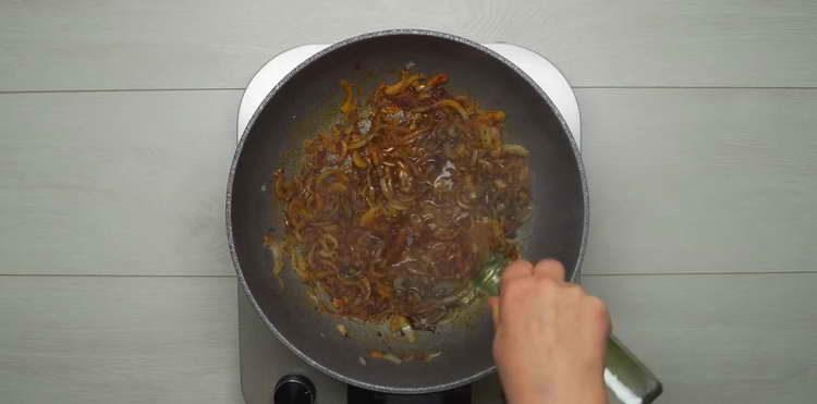 שופכים שמן לבצל