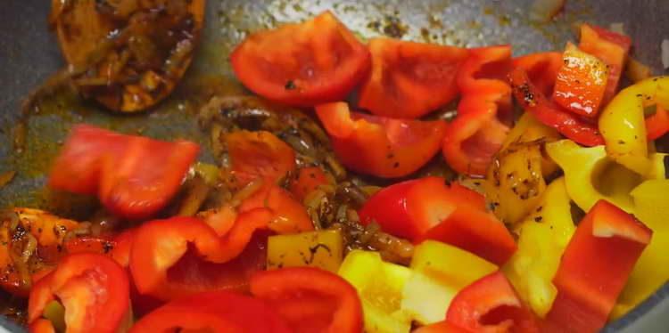 קוצצים את הפלפל המתוק