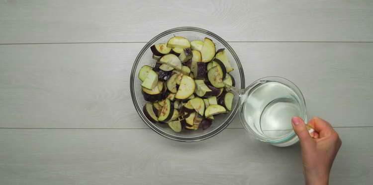 ממלאים חצילים במים