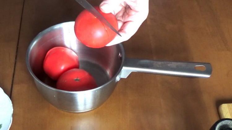 Para cozinhar, pique os tomates