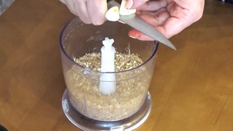 Pique o alho para cozinhar