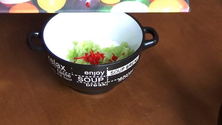 Para cozinhar, pique os pepinos