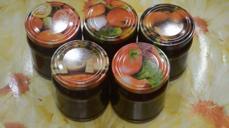 Deliciosa salsa de grosella roja lista para carne