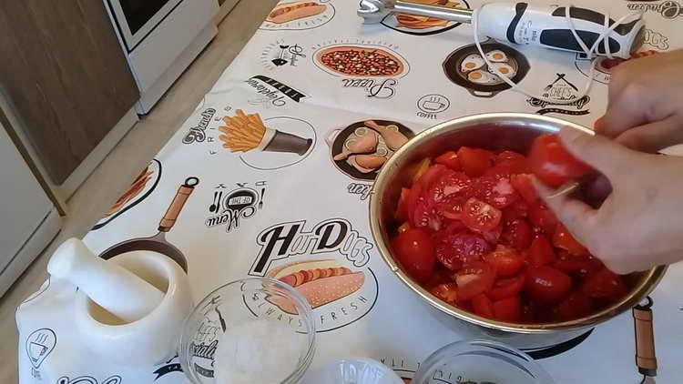 corte em metades de tomate