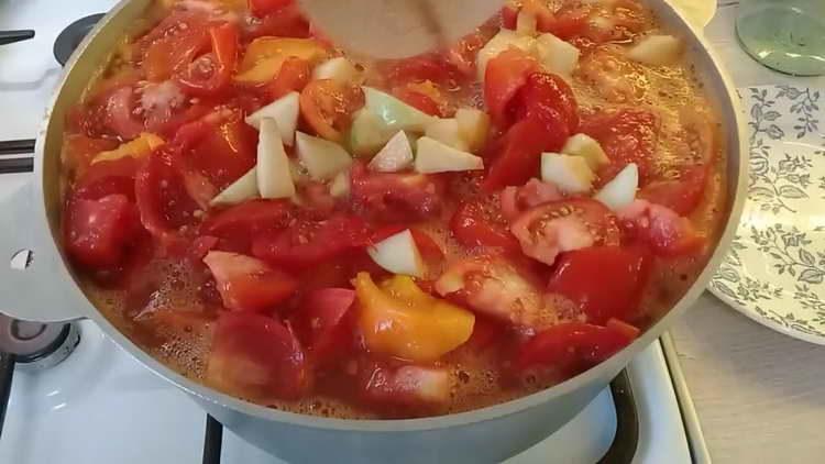 coloque maçãs e tomates em uma panela