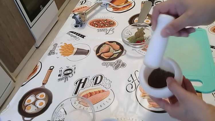 moer cravo e pimenta em um almofariz