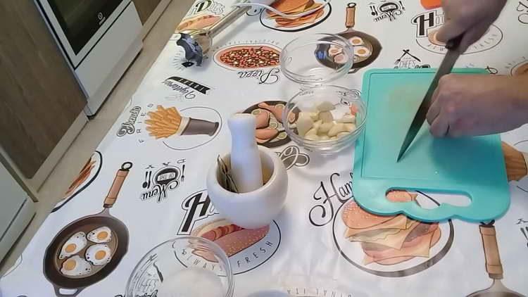 pique finamente o alho