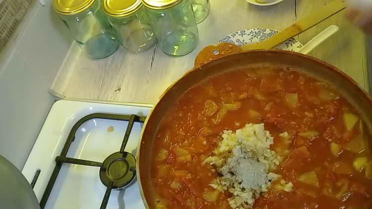 adicione temperos aos tomates