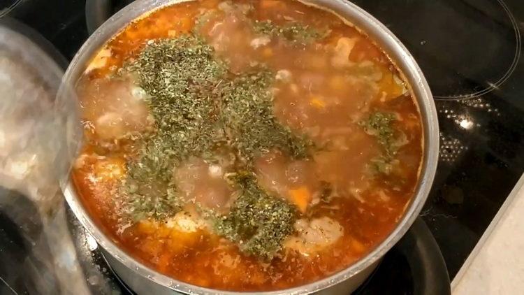 Fügen Sie Gewürze hinzu, um zu kochen