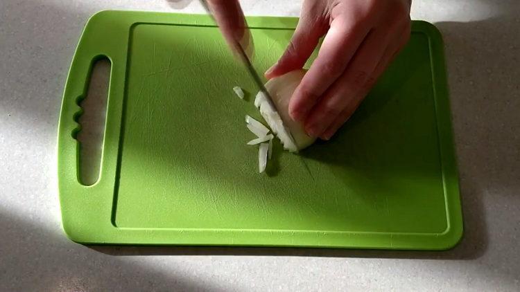 Zum Kochen Zwiebel hacken