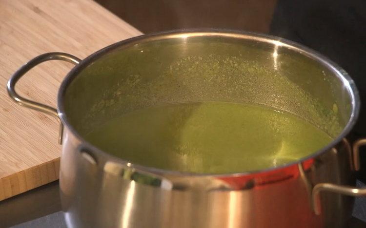 Смелете съставките за приготвяне на ястието.