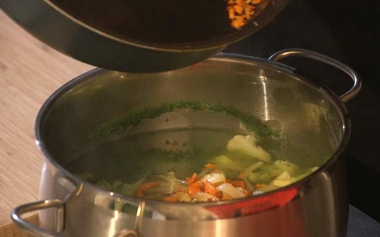 Комбинирайте съставките за готвене.