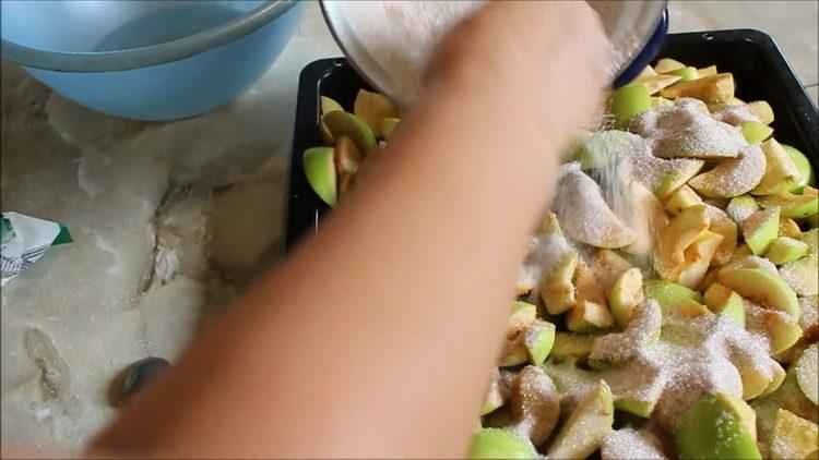 Mélangez les ingrédients pour cuisiner.