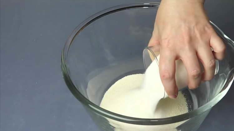 magdagdag ng asukal sa semolina