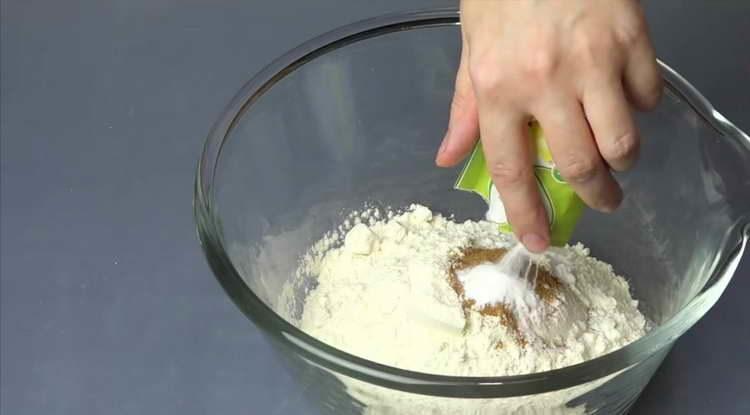 magdagdag ng asukal at kanela