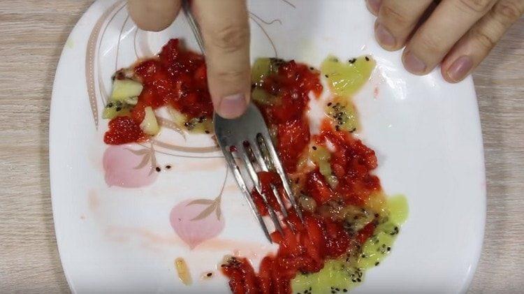 Se frământă cu piure de căpșuni și kiwi.