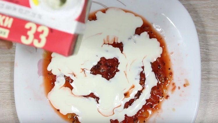 Adăugați smântână și lapte condensat în piureul de fructe.