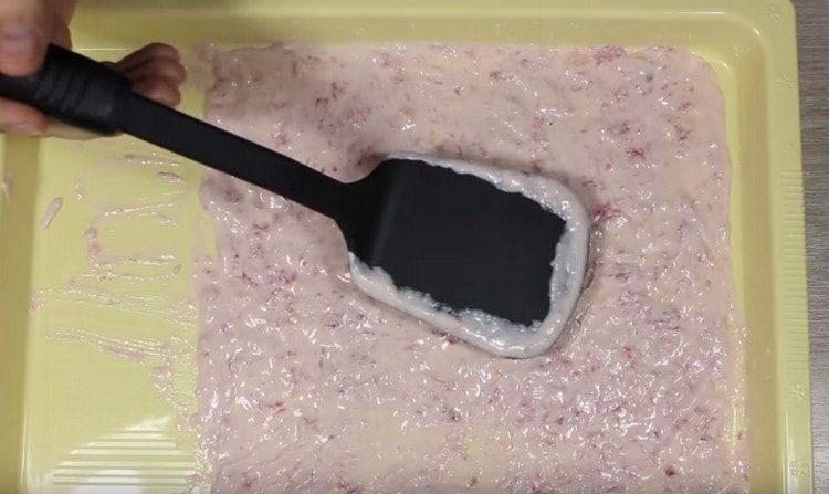 Trimitem masa la congelator.