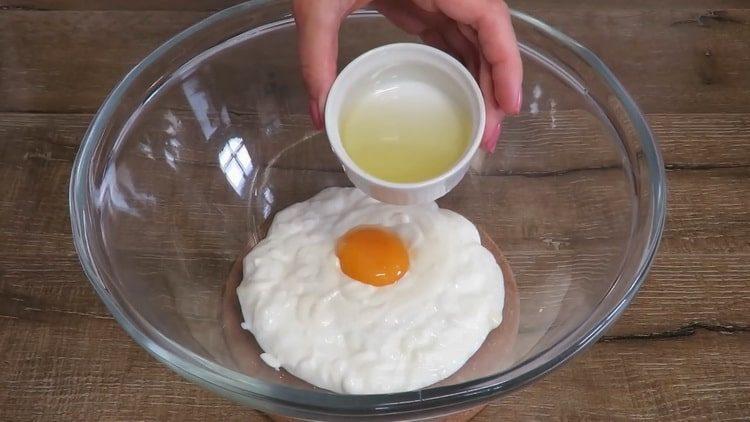 Pregătiți ingredientele pentru aluat.