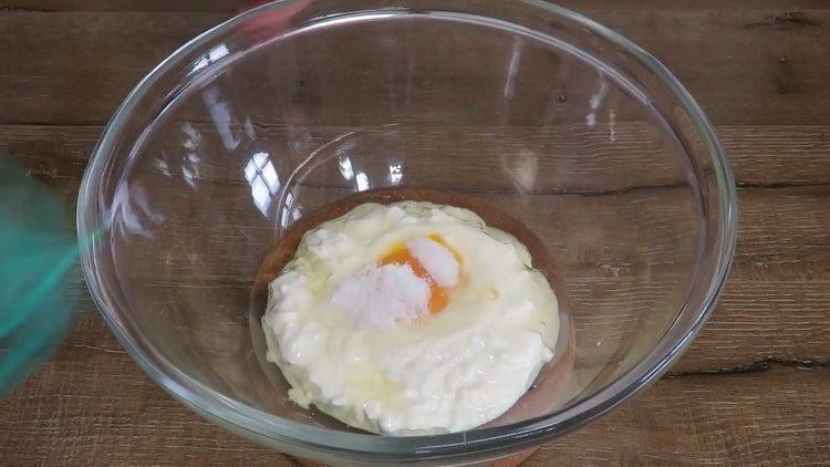 Amestecă ingredientele pentru a face aluatul.