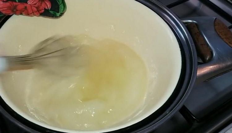 Battre les blancs pour faire un gâteau