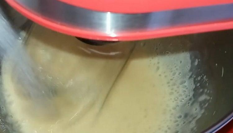 Mélangez les ingrédients pour faire le gâteau.