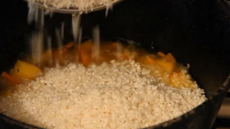 Mescola gli ingredienti per cucinare.